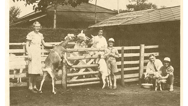 ニコルソン（右から２人目）一家とヤギ牧場で働く山口晋（中央の後方）